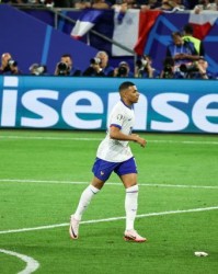 开云下载-姆巴佩伤退引担忧 下一场戴面具打破欧洲杯魔咒？