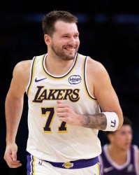 开云APP-东契奇28+5+9+4记3分创NBA第1神迹，湖人完胜国王！詹姆斯创纪录