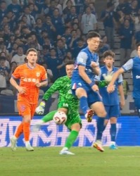 比赛第51分钟，王大雷开球时遭蒋圣龙犯规，蒋圣龙吃到黄牌