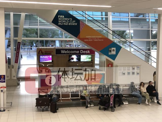 1689522026645071388.jpg 在阿德莱德机场抵达大厅设立的一个女足世界杯欢迎台.jpg